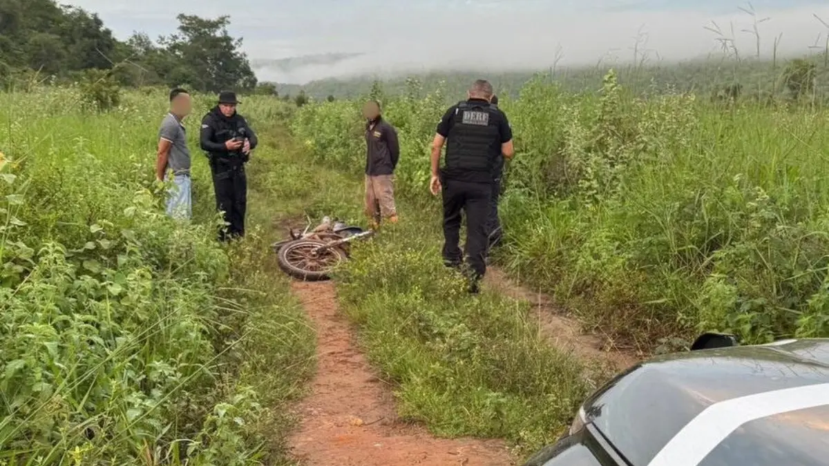 Suspeitos sendo abordados por policiais - (Foto: reprodução/PC)