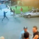 Mãe dos irmãos entrou em luta corporal com atirador - (Foto: reprodução/PM)