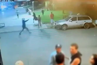 Mãe dos irmãos entrou em luta corporal com atirador - (Foto: reprodução/PM)