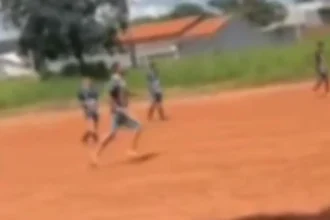 Jogador perseguindo árbitro com facão - (Foto: divulgação/PM)