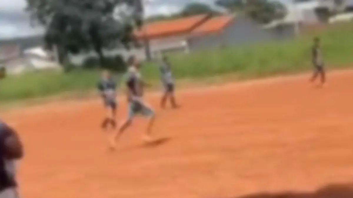 Jogador perseguindo árbitro com facão - (Foto: divulgação/PM)