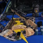 Arsenal de armas e dinheiro em espécie apreendidos com quadrilha - (Foto: reprodução/PM)