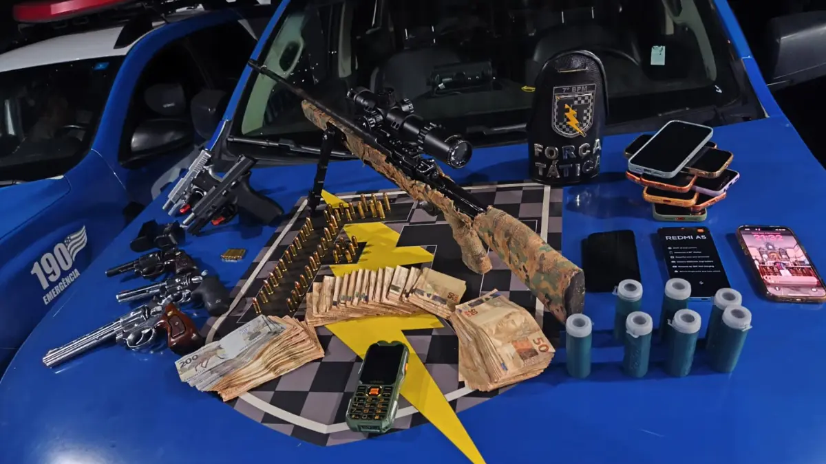 Arsenal de armas e dinheiro em espécie apreendidos com quadrilha - (Foto: reprodução/PM)