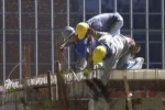 Imagem mostra trabalhadores da construção civil