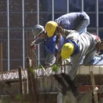 Imagem mostra trabalhadores da construção civil