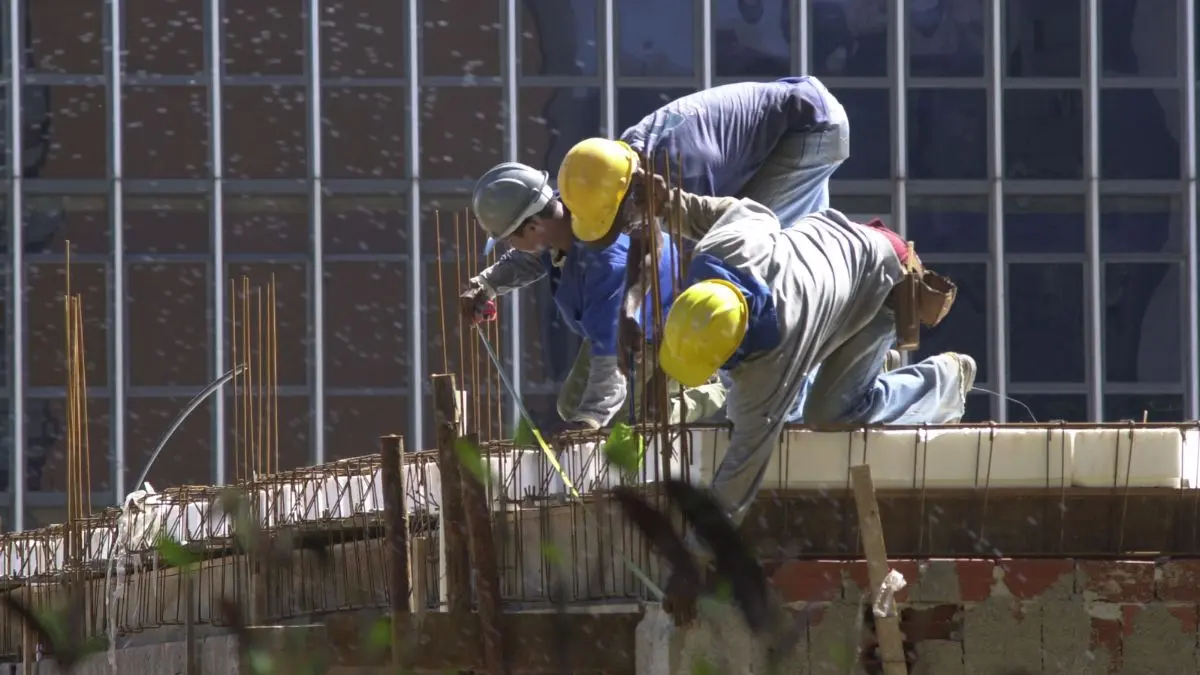 Imagem mostra trabalhadores da construção civil