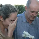 Mulher chora ao lado de um homem idoso triste