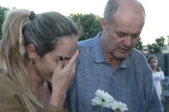 Mulher chora ao lado de um homem idoso triste