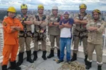 Trabalhador fica preso a 130 metros e bombeiros fazem rapel para resgatá-lo em Goiânia
