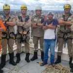 Trabalhador fica preso a 130 metros e bombeiros fazem rapel para resgatá-lo em Goiânia