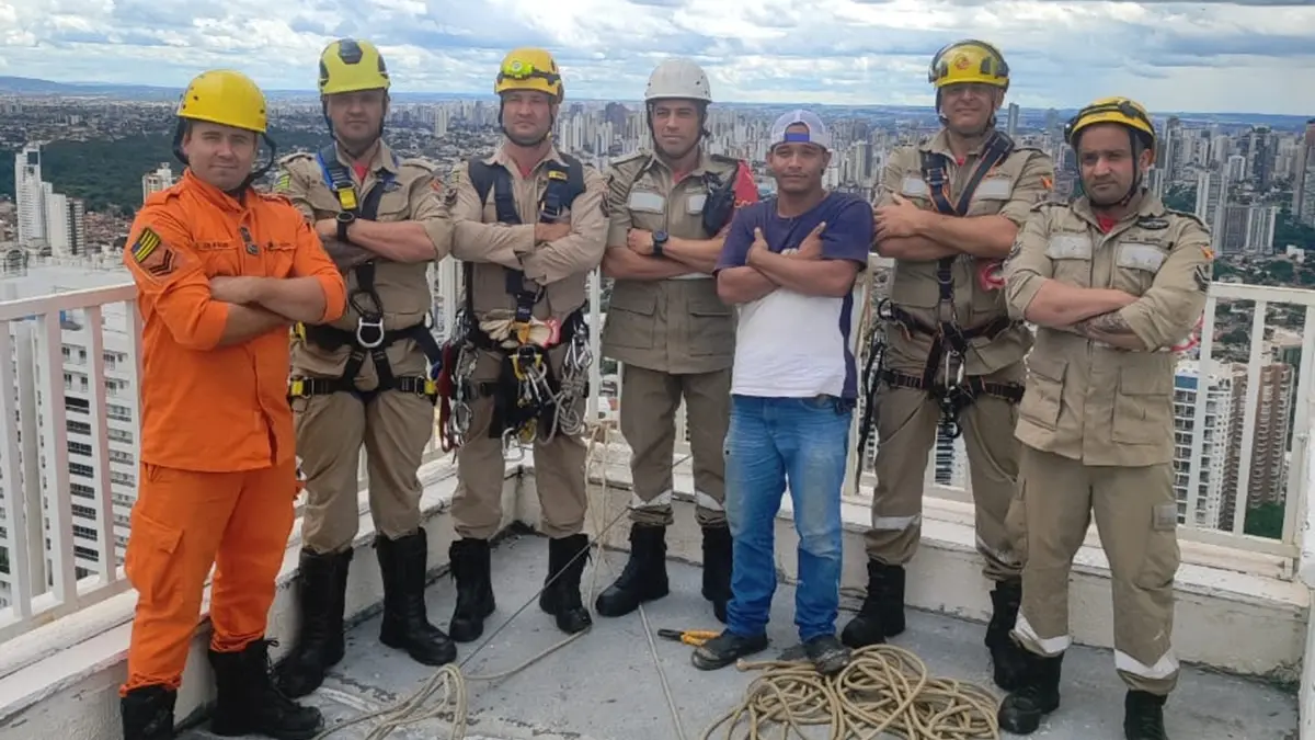 Trabalhador fica preso a 130 metros e bombeiros fazem rapel para resgatá-lo em Goiânia