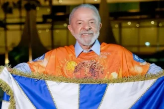 Dirigente de escola de samba pró-Lula foi recebido no Planalto meses antes do desfile