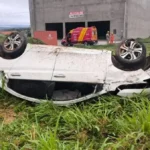 Imagem do carro capotado